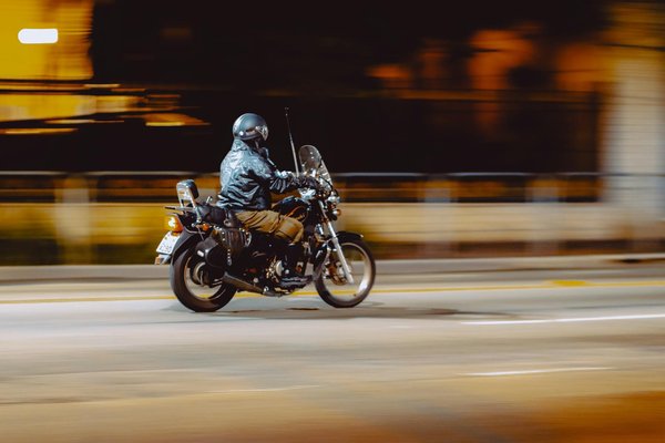 Quels systèmes de suspension sont recommandés pour une BMW R nineT Scrambler pour des trajets en terrain mixte ?